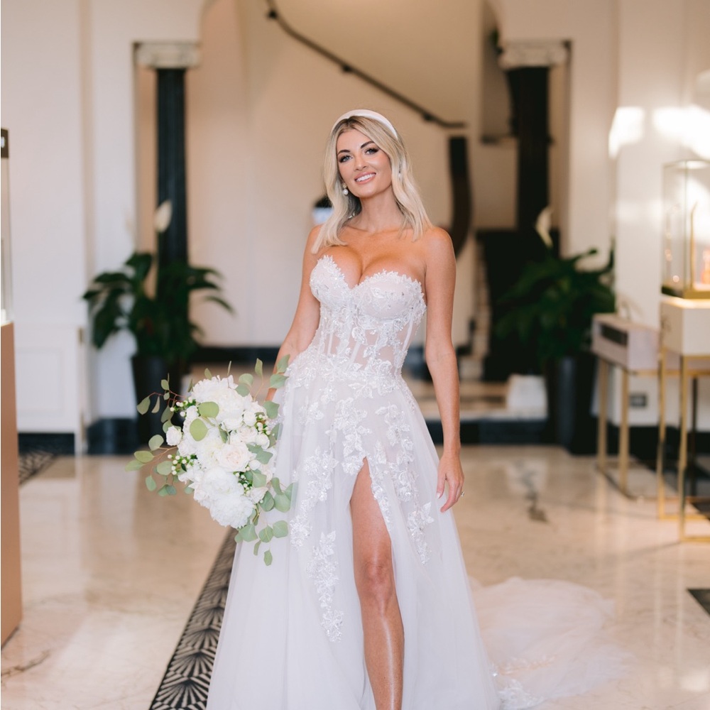 Galia Lahav
Almaz (customized gown)
Size 2 - Picture 2 of 10